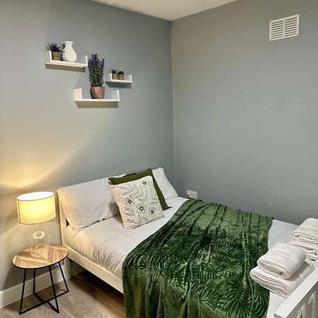 Cosy Ensuite Double Room, Near Heathrow Airport Northolt  Kültér fotó