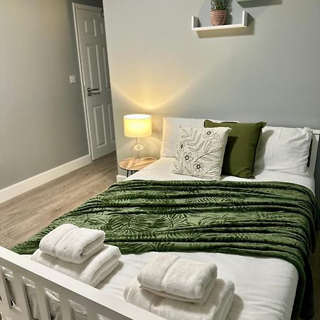 Cosy Ensuite Double Room, Near Heathrow Airport Northolt  Kültér fotó