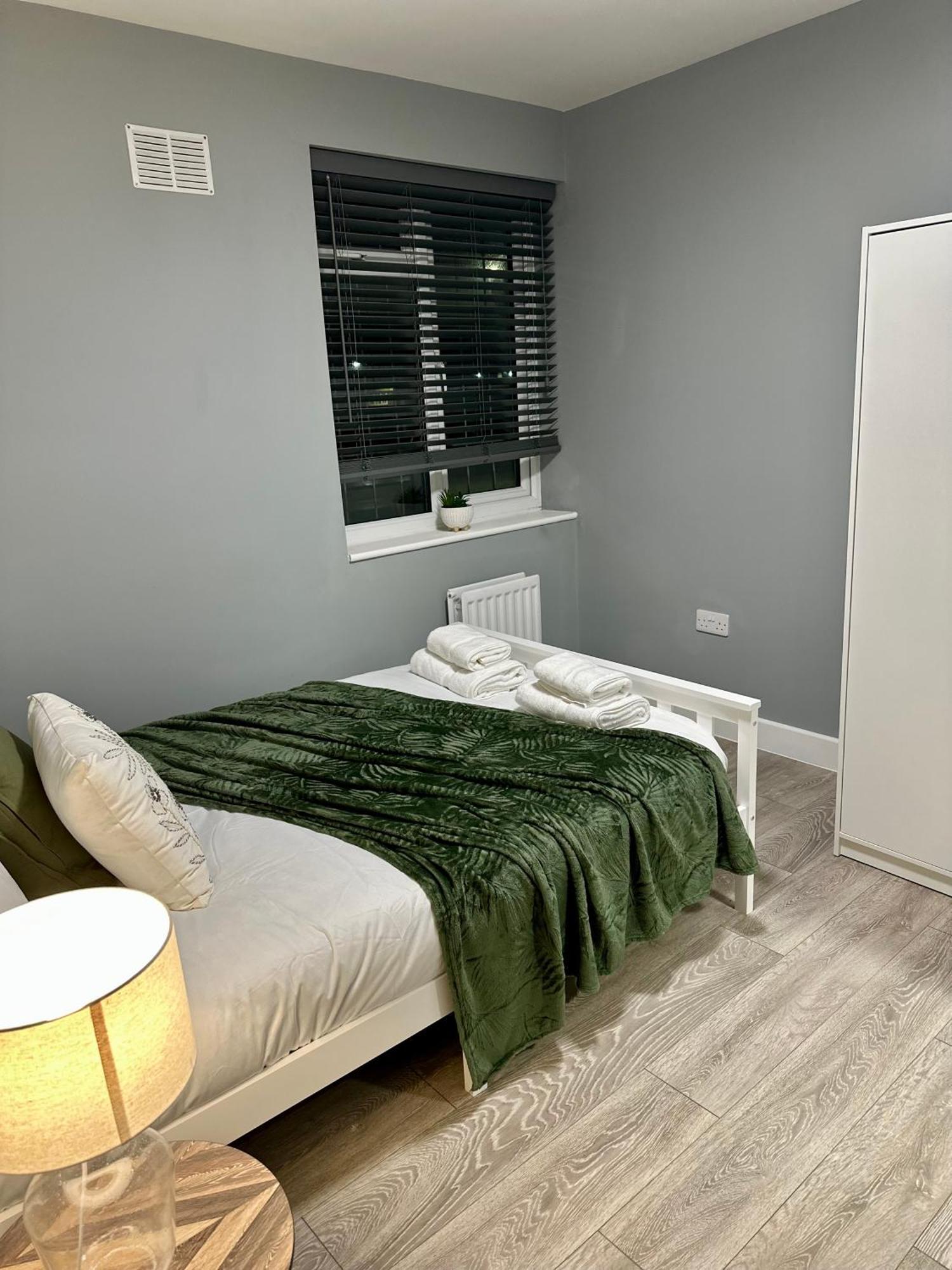 Cosy Ensuite Double Room, Near Heathrow Airport Northolt  Kültér fotó