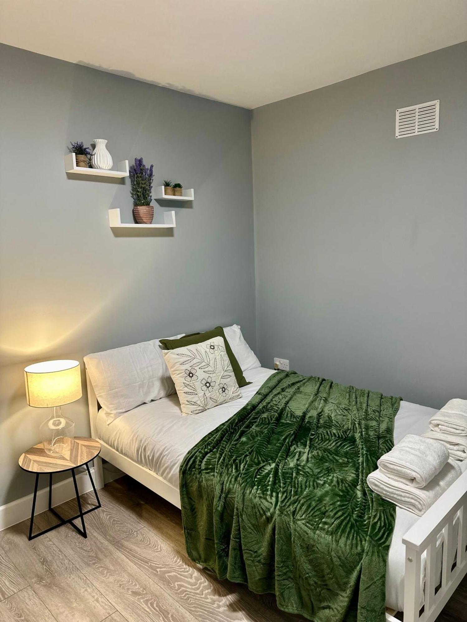 Cosy Ensuite Double Room, Near Heathrow Airport Northolt  Kültér fotó