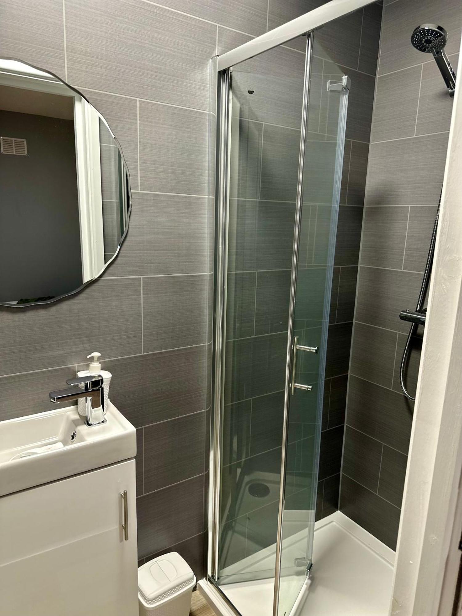 Cosy Ensuite Double Room, Near Heathrow Airport Northolt  Kültér fotó