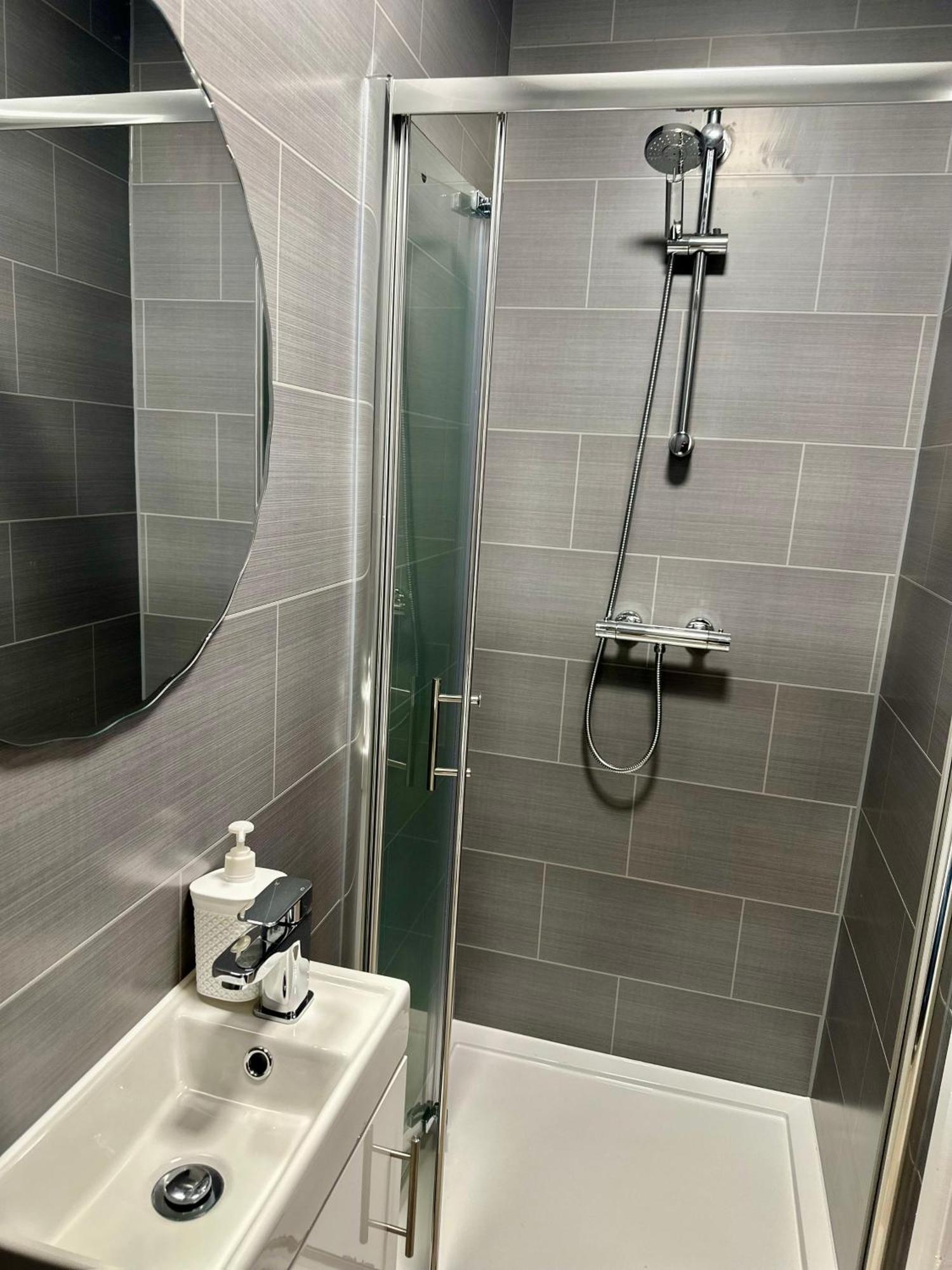 Cosy Ensuite Double Room, Near Heathrow Airport Northolt  Kültér fotó