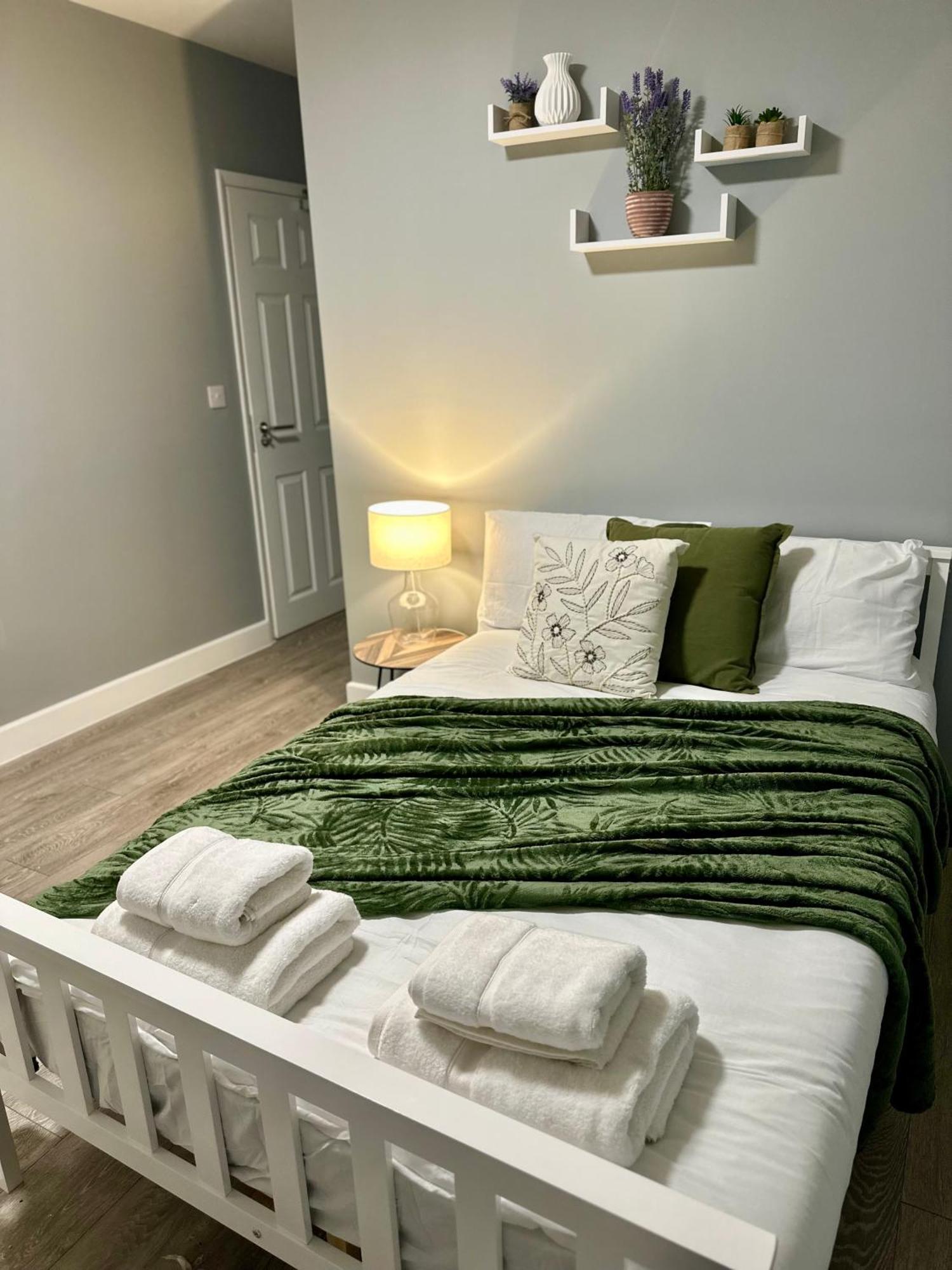 Cosy Ensuite Double Room, Near Heathrow Airport Northolt  Kültér fotó
